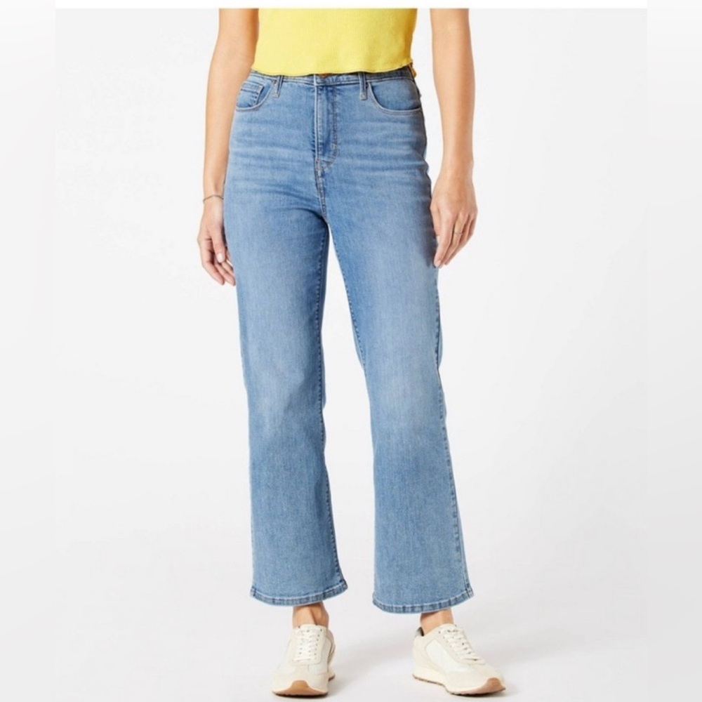 Denizen from Levi’s Ultra High-Rise Crop Flare Jeans - Picture 1 of 6